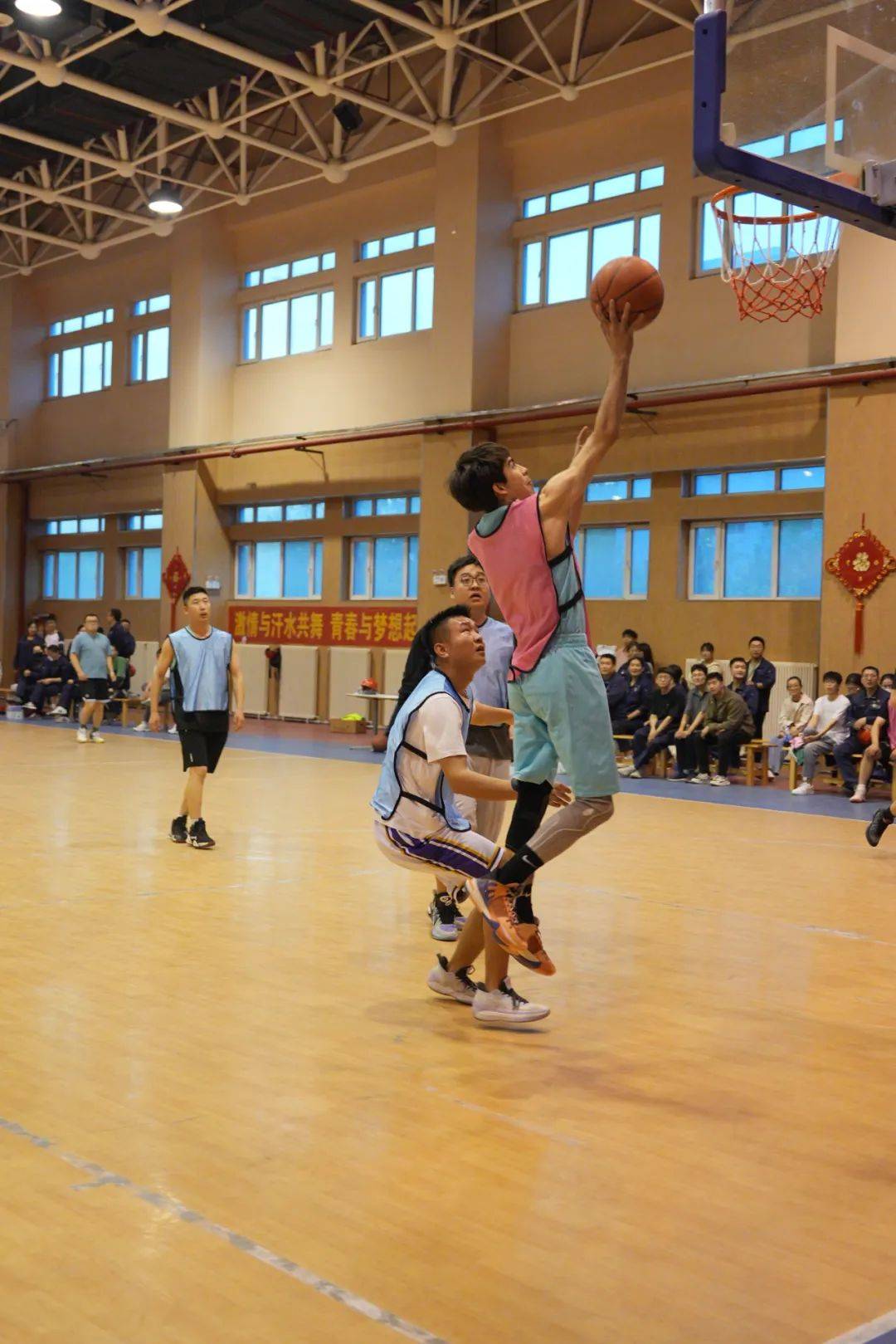 包含九游体育：篮球主题的摄影比赛：用镜头记录篮球的精彩瞬间的词条