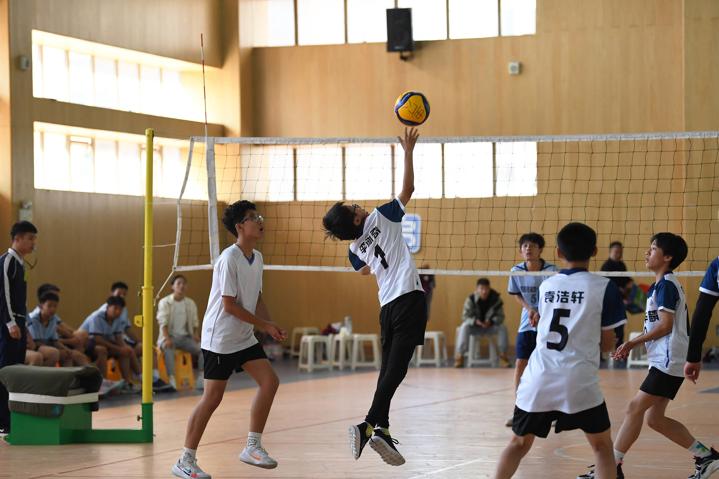 九游体育:中国足球青训基地举办足球夏令营：培养青少年足球兴趣的简单介绍