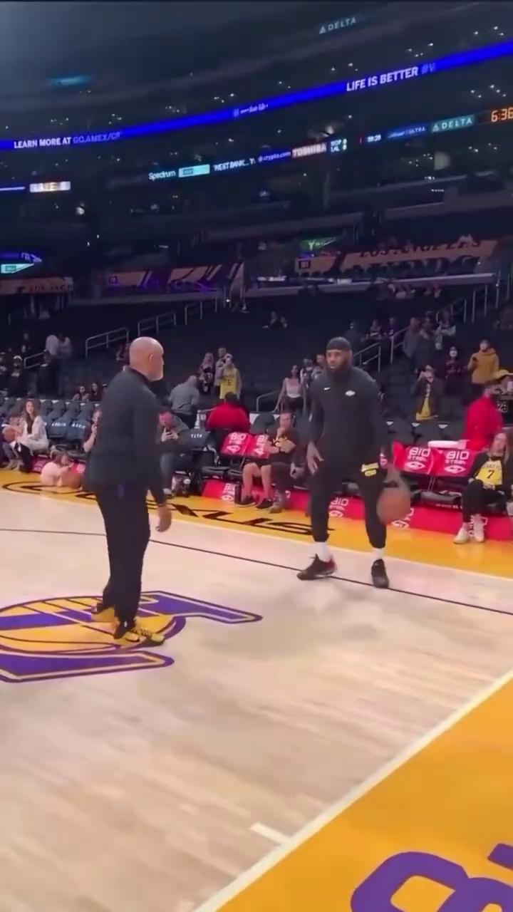 九游体育：湖人队训练视频：詹姆斯苦练投篮，状态火热的简单介绍