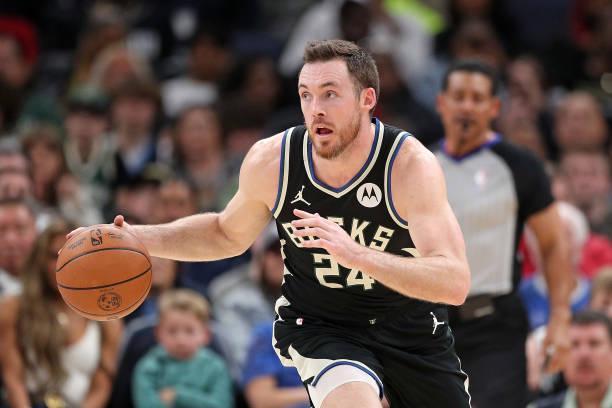 包含九游体育：湖人队新赛季：刘易斯表示将提升防守效率的词条