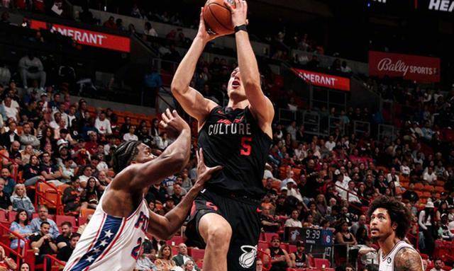 九游体育：76人队新赛季：马克西表示将提升抢断能力的简单介绍