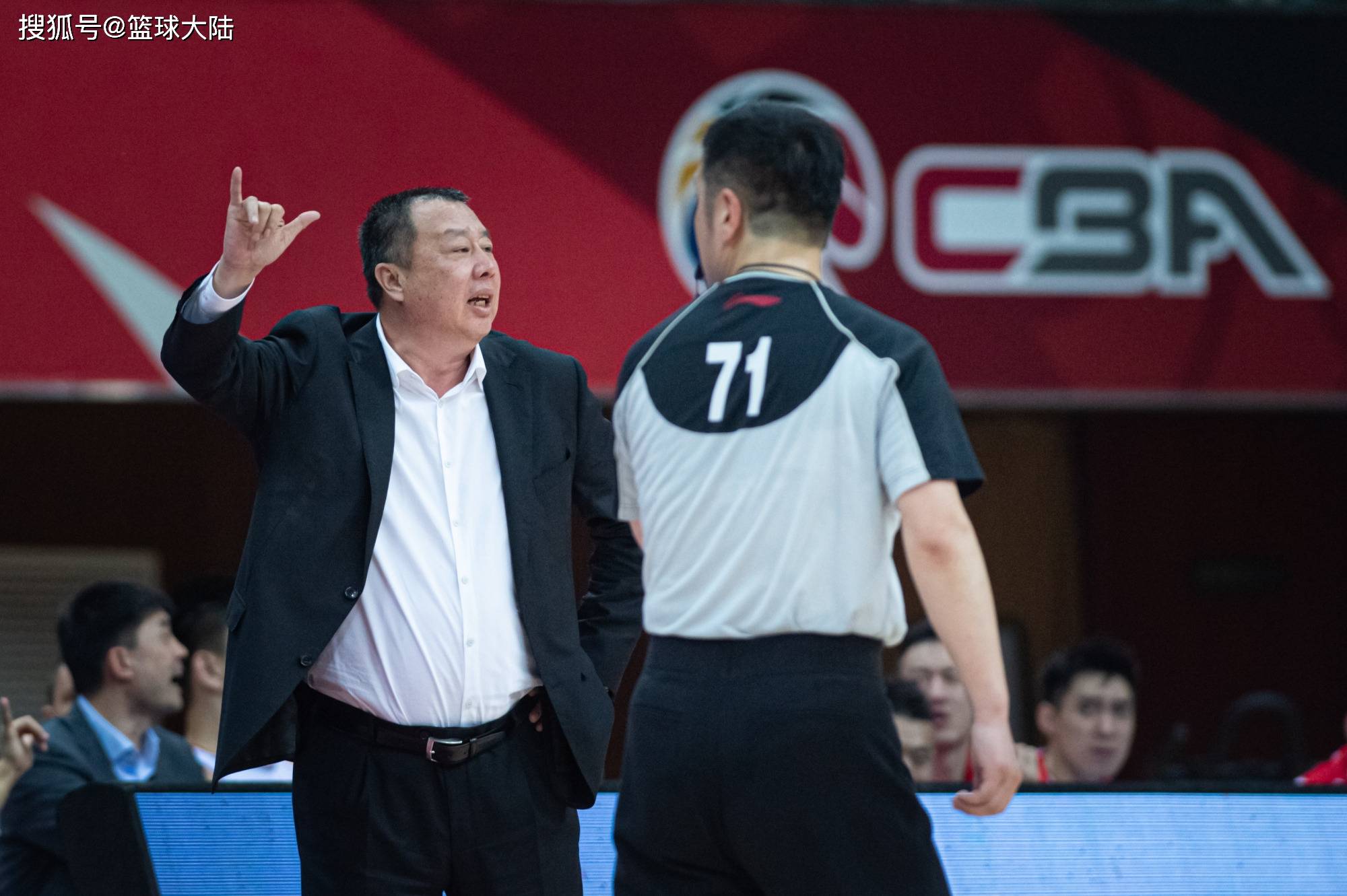 九游体育：CBA外援文化融合：尊重、理解与交流