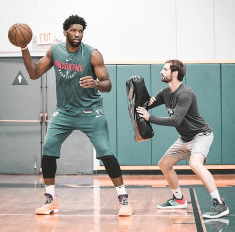 九游体育：76人队新赛季：科温顿表示将提升防守效率