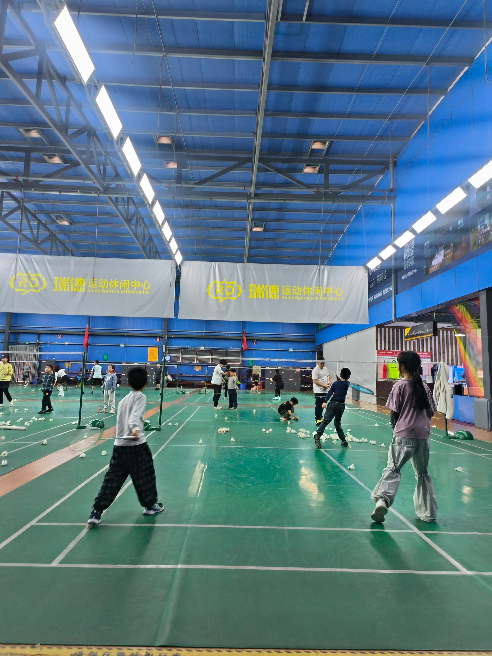 九游体育:篮球场地设施不断完善,为群众提供更好运动环境 九游体育:篮球场地设施不断完善,为群众提供更好运动环境